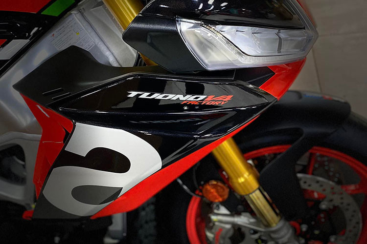 Hệ thống quản lý điện tử của mẫu xe môtô Hypernaked Aprilia Tuono V4 2022 đã được cải thiện với việc kiểm soát hoàn toàn bướm ga điện tử Ride-by-Wire và logic vận hành APRC cũng đã được tinh chỉnh.