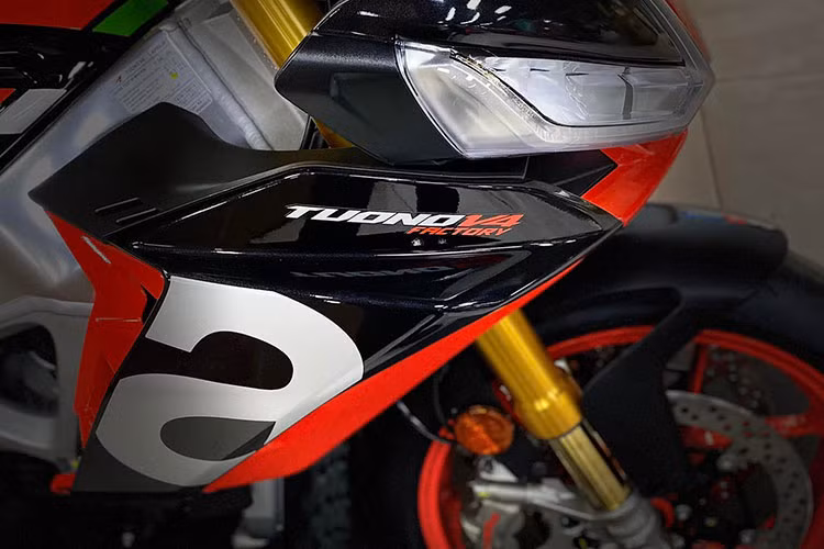 Hệ thống quản lý điện tử của mẫu xe môtô Hypernaked Aprilia Tuono V4 2022 đã được cải thiện với việc kiểm soát hoàn toàn bướm ga điện tử Ride-by-Wire và logic vận hành APRC cũng đã được tinh chỉnh.