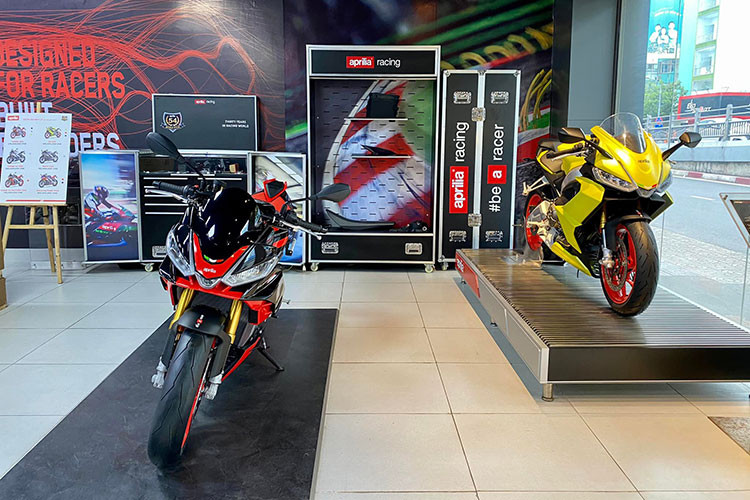 Thiết kế truyền thống của Tuono V4 vẫn tiếp tục được duy trì, với bộ quây kép được lược giản diện tích bề mặt, đi kèm chức năng phụ lục khí động học. Nhờ bình xăng và bộ quây đuôi được tái thiết kế gọn gàng hơn, chiếc Hypernaked hơn 1.000 phân khối đem đến cho người lái trải nghiệm công thái học tối ưu thao tác vận hành.