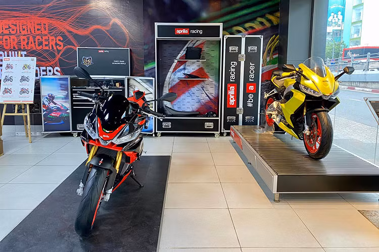 Thiết kế truyền thống của Tuono V4 vẫn tiếp tục được duy trì, với bộ quây kép được lược giản diện tích bề mặt, đi kèm chức năng phụ lục khí động học. Nhờ bình xăng và bộ quây đuôi được tái thiết kế gọn gàng hơn, chiếc Hypernaked hơn 1.000 phân khối đem đến cho người lái trải nghiệm công thái học tối ưu thao tác vận hành.