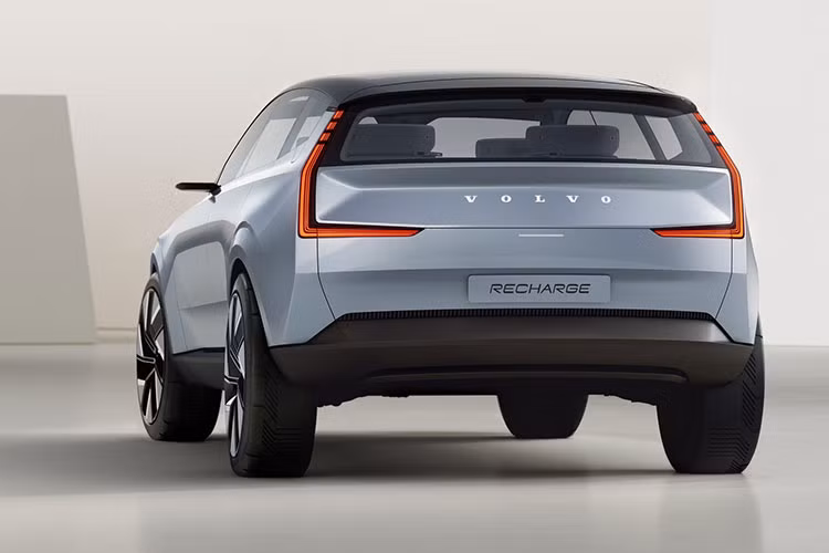 "Volvo EX90 hoàn toàn mới sẽ sở hữu một lá chắn an toàn vô hình bao gồm công nghệ an toàn mới nhất, cho phép chiếc xe hiểu được trạng thái tâm trí của người lái và thế giới xung quanh,” Jim Rowan cho biết.