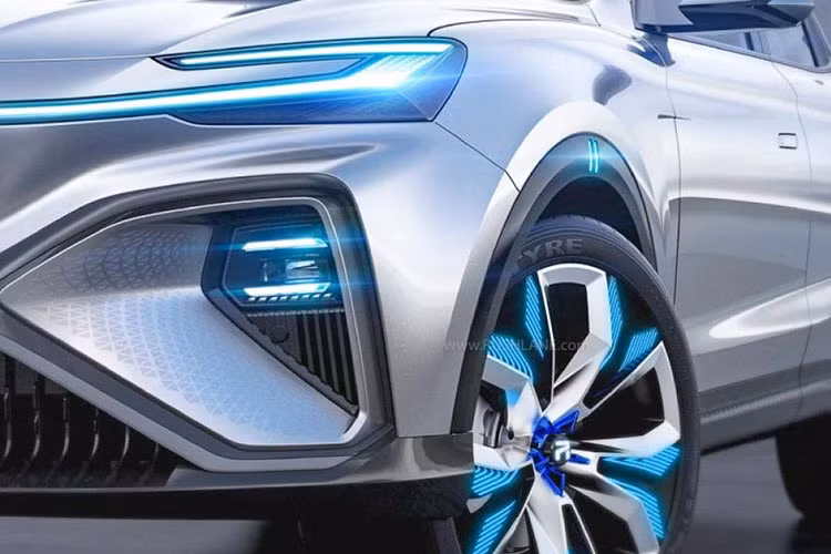 Vì là ô tô điện nên MG Marvel R Electric không có lưới tản nhiệt. Thay vào đó, xe chỉ có hốc gió trung tâm hình thang rộng trên cản trước. Chưa hết, mẫu SUV thuần điện hạng C này còn có đường dập gân nổi bật, kéo dài từ đèn pha đến đèn hậu, và tay nắm cửa nằm chìm vào thân xe.