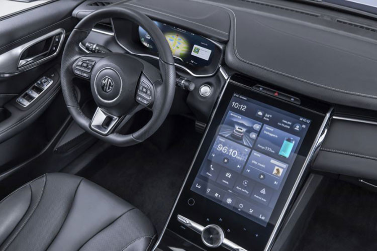 Tại thị trường châu Âu, MG Marvel R Electric có bảng đồng hồ kỹ thuật số với màn hình LCD 12,3 inch, màn hình cảm ứng trung tâm 19,4 inch nằm dọc, phục vụ hệ thống thông tin giải trí MG iSmart đồng thời hỗ trợ Apple CarPlay, Android Auto và các dịch vụ của Amazon. Ngay bên dưới màn hình trung tâm là núm xoay chuyển số khá lớn.