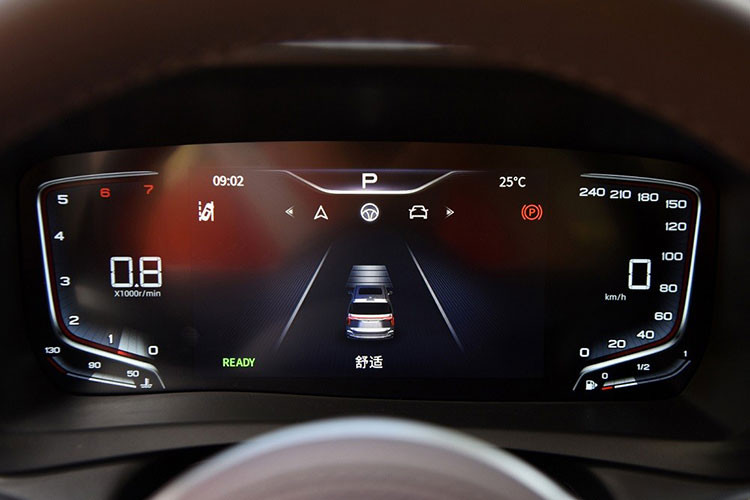 Chưa hết, bệ tì tay trung tâm ở hàng ghế trước có thể dịch chuyển lên/xuống. Ở giữa bệ tì tay trung tâm chính là hộp hình tròn đựng nước hoa, có thể nâng lên, hạ xuống.