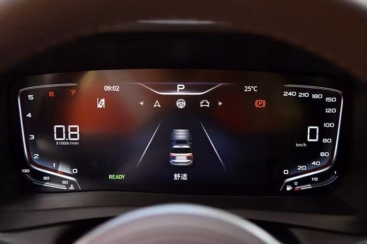 Chưa hết, bệ tì tay trung tâm ở hàng ghế trước có thể dịch chuyển lên/xuống. Ở giữa bệ tì tay trung tâm chính là hộp hình tròn đựng nước hoa, có thể nâng lên, hạ xuống.