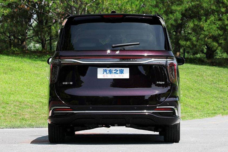 Trong khi đó, ở chính giữa lưới tản nhiệt xuất hiện logo dạng dải màu đỏ kéo dài lên nắp ca-pô của thương hiệu Hồng Kỳ. Tiếp đến là hệ thống đèn 2 tầng với dải đèn LED định vị ban ngày... Bên dưới là đèn pha chính, được trang trí bằng nẹp mạ crôm hình boomerang.