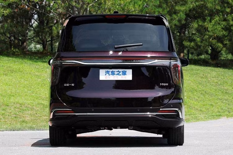 Trong khi đó, ở chính giữa lưới tản nhiệt xuất hiện logo dạng dải màu đỏ kéo dài lên nắp ca-pô của thương hiệu Hồng Kỳ. Tiếp đến là hệ thống đèn 2 tầng với dải đèn LED định vị ban ngày... Bên dưới là đèn pha chính, được trang trí bằng nẹp mạ crôm hình boomerang.