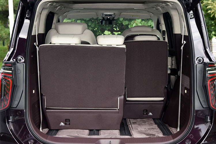 Những trang bị an toàn của Hồng Kỳ HQ9 2023 cũng khá đầy đủ với hệ thống đỗ xe tự động, phanh tay điện tử, hệ thống kiểm soát hành trình thích ứng, phanh khẩn cấp tự động có thể hoạt động cả ban đêm và camera 360 độ.