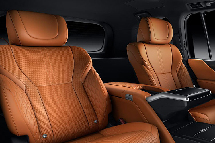 Phần đầu xe vẫn sử dụng lưới tản nhiệt hình con suốt cỡ lớn trên đầu xe nhưng cách bố trí nan kép nằm ngang rất ấn tượng. Xe sở hữu đèn pha và đèn hậu LED cá tính cùng với đó là thiết kế đậm chất các dòng xe Lexus LX.