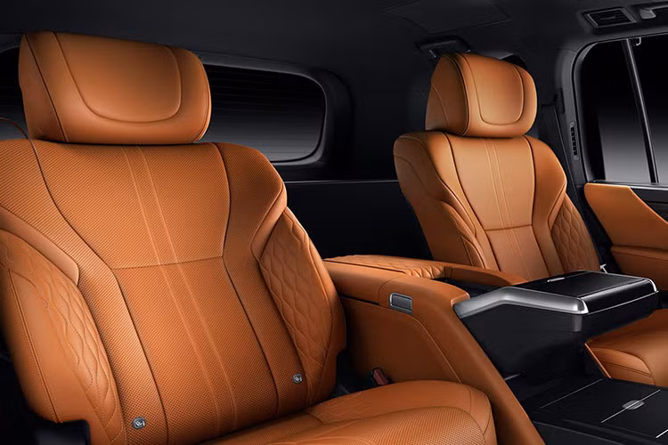 Phần đầu xe vẫn sử dụng lưới tản nhiệt hình con suốt cỡ lớn trên đầu xe nhưng cách bố trí nan kép nằm ngang rất ấn tượng. Xe sở hữu đèn pha và đèn hậu LED cá tính cùng với đó là thiết kế đậm chất các dòng xe Lexus LX.