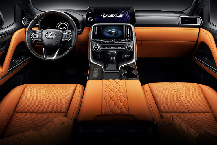 Thiết kế ngoại hình của dòng xe Lexus LX600 thế hệ thứ 4 được nhận xét gọn gàng, chiều dài cơ sở xe giữ nguyên 2.850 mm, không thay đổi từ phiên bản 1995 đến nay, nhưng Lexus LX600 nhẹ hơn bản trước 200 kg nhờ khung gầm mới và cửa nhôm.