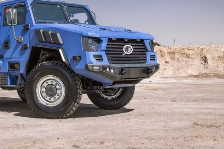 Khoang lái sức chứa 9 người, với các ghế ngồi đặc biệt, có thể nhanh chóng được tháo rời, cho phép Maatla biến hình thành xe cứu thương, xe chỉ huy hoặc có thể tùy chỉnh cho các yêu cầu nhiệm vụ khác, bao gồm cả nhiệm vụ gìn giữ hòa bình, biên giới tuần tra và hỗ trợ quân sự.