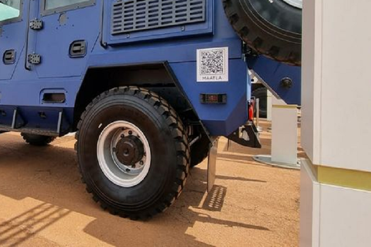 Mặc dù Paramount chưa công bố chi tiết hệ thống truyền động của SUV bọc thép Paramount Maatla, nhưng hãng cho biết xe có thể đạt tốc độ tối đa 100 km/h trên đường và dung tích khoang xăng cỡ lớn cho phép xe đi được quãng đường khoảng 600km khi đầy bình. Maatla được trang bị 2 chế độ lái đặc thù và 3 khóa vi sai để hỗ trợ khả năng off-road.