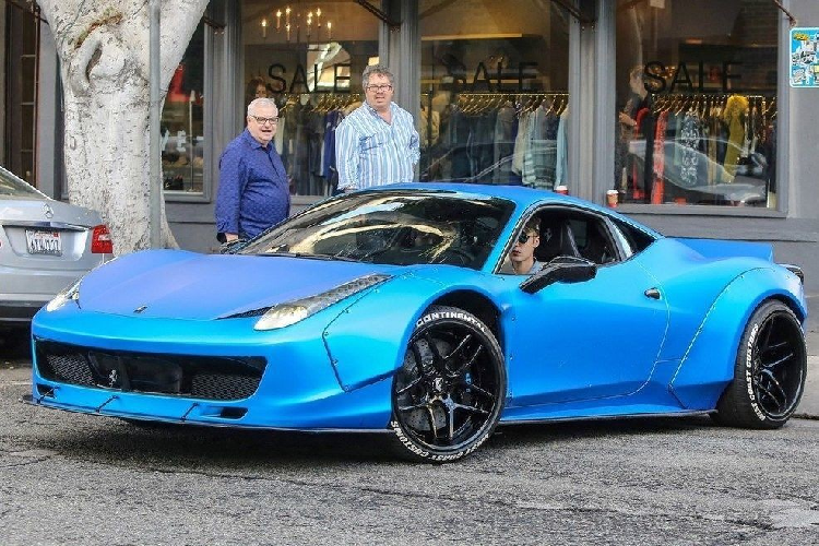 Chiếc Ferrari 458 của Justin Bieber được bán với giá 434.500 USD (khoảng 9,9 tỷ đồng). Theo đơn vị rao bán, siêu xe đã trải qua một vụ tai nạn và bị hư hỏng ở phần đuôi, tất nhiên, ở thời điểm bán đấu giá thì chiếc xe đã được "chữa trị" thành công.
