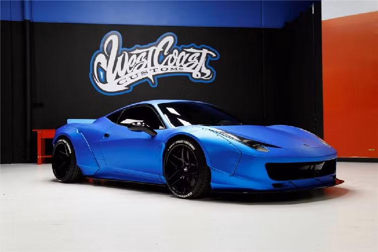 Quá trình này được hoàn thiện bởi hãng độ West Coast Customs, logo "ngựa chồm" trên xe cũng đã được đổi màu. Theo điều khoản của Ferrari, khách hàng không được phép can thiệp vào động cơ, thân xe và huy hiệu trên xe. Các thay đổi này trên siêu xe Ý phải được thực hiện bởi bên thứ 3 đã có sự cho phép của Ferrari.