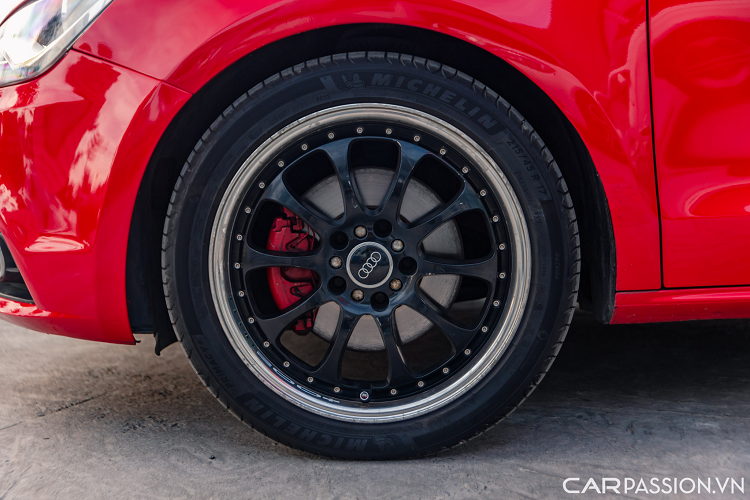 Phần đuôi của mẫu xe sang cỡ nhỏ này nổi bật với cụm đèn pha LED, thiết kế với các đường viền dạng bo tròn, mang đến sự nữ tính, trẻ trung. Đèn xi-nhan của xe cũng tích hợp trên đèn hậu khá ấn tượng. Cụm ống xả kép đặt lệch về bên trái được sơn đen đồng màu với cản sau.