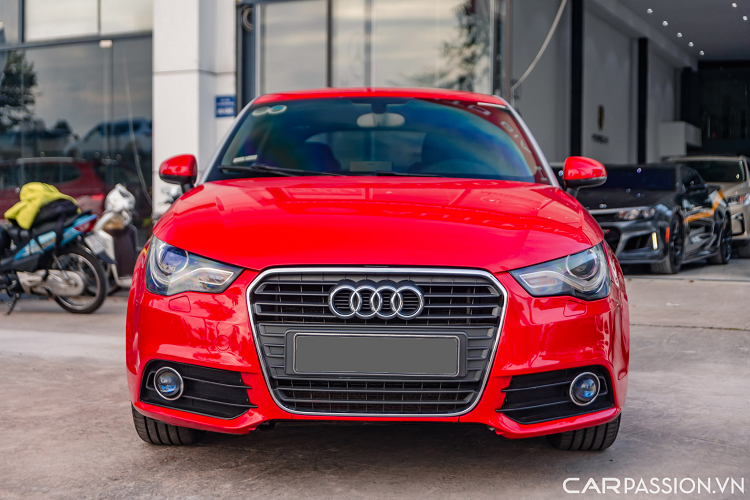 Chắc hẳn nhiều người sẽ ngỡ ngàng với ngoại thất bóng bẩy của mẫu xe này khi đã ở năm tuổi thứ 12. Về thiết kế, Audi A1 Sportback nổi bật ở phần ngoại thất sắc sảo, lưới tản nhiệt với các khe hút gió lớn, được sơn tông màu đen mờ, đi kèm là các chi tiết làm bằng kim loại sáng.