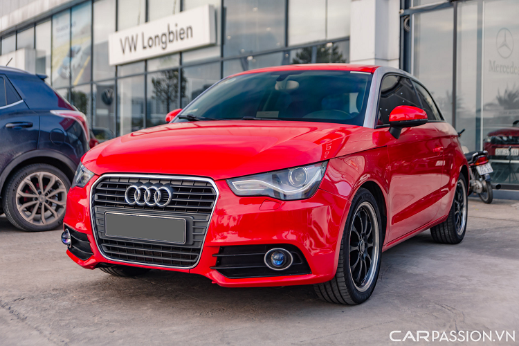 Nếu chỉ nhìn lướt qua, thật khó để có thể biết được chiếc Audi A1 xuất hiện trong showroom tại Hà Nội này thuộc model sản xuất năm bao nhiêu, nếu bạn không phải là một người quá am hiểu về xe. Về ngoại hình, chiếc Audi A1 sang chảnh này vẫn sở hữu thiết kế không hề lỗi thời.