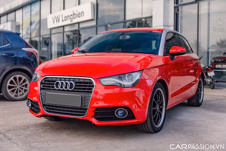 Nếu chỉ nhìn lướt qua, thật khó để có thể biết được chiếc Audi A1 xuất hiện trong showroom tại Hà Nội này thuộc model sản xuất năm bao nhiêu, nếu bạn không phải là một người quá am hiểu về xe. Về ngoại hình, chiếc Audi A1 sang chảnh này vẫn sở hữu thiết kế không hề lỗi thời.