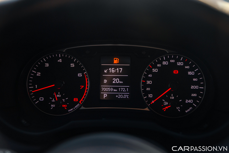 Audi A1 đời 2010 trang bị điều hòa hai vùng độc lập, bảng táp-lô thiết khế đơn giận cùng một màn hình cảm ứng kích thước 6.5 inch đặt chính giữa. Xe đi kèm 3 tùy chọn đáng chú ý khác bao gồm hệ thống định vị MMI Navigation Plus, dàn âm thanh Bose và hệ thống Audi Connect với tính năng kết nối các thiết bị di động.