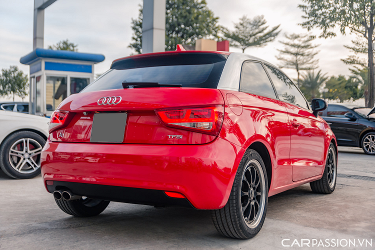 Bên trong mẫu xe sang cỡ nhỏ Audi A1 với không gian lớn do hãng xe Đức đã tăng kích thước của chiều dài của thân xe. Các chất liệu bằng da cùng sự tiện dụng mang đến sự thoải mái cho người sử dụng. Nội thất Audi A1 sau 12 năm vẫn còn giữ lại đường nét sang trọng dù một vài chi tiết đã dấu hiệu cũ theo thời gian.