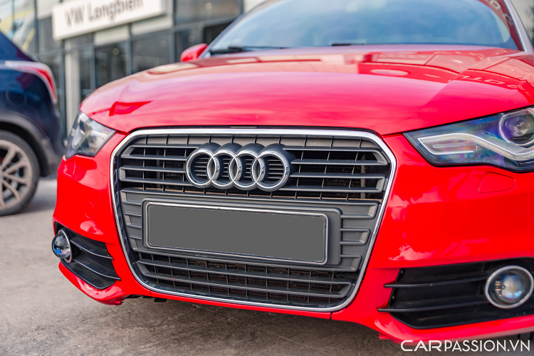 Logo Audi đặt chính giữa, cụm đèn pha dạng Projector cùng dải LED ban ngày hiện đại. Thân xe không có nhiều điểm đặc biệt ngoài bộ mâm độ 2 mảnh đa chấu với phần lòng trong được sơn đơn, cùm phanh sơn đồng màu thân xe. Mẫu xe hatchback thể thao gồm 2 cửa bên và 1 cửa hậu.