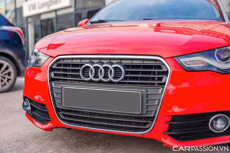 Logo Audi đặt chính giữa, cụm đèn pha dạng Projector cùng dải LED ban ngày hiện đại. Thân xe không có nhiều điểm đặc biệt ngoài bộ mâm độ 2 mảnh đa chấu với phần lòng trong được sơn đơn, cùm phanh sơn đồng màu thân xe. Mẫu xe hatchback thể thao gồm 2 cửa bên và 1 cửa hậu.