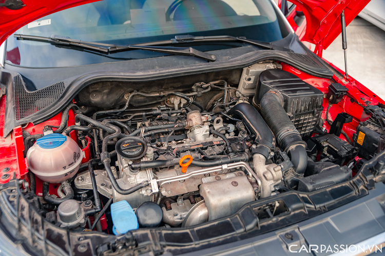 Cần số thể thao bọc da. Trải nghiệm sang số vẫn còn rất mượt mà. Trang bị an toàn cho mẫu xe sang giá rẻ này bao gồm: hệ thống cân bằng điện tử Electronic Stability Control (ESC), túi khí an toàn hàng ghế trước và sau, hệ thống chống bó cứng phanh ABS tiêu chuẩn...