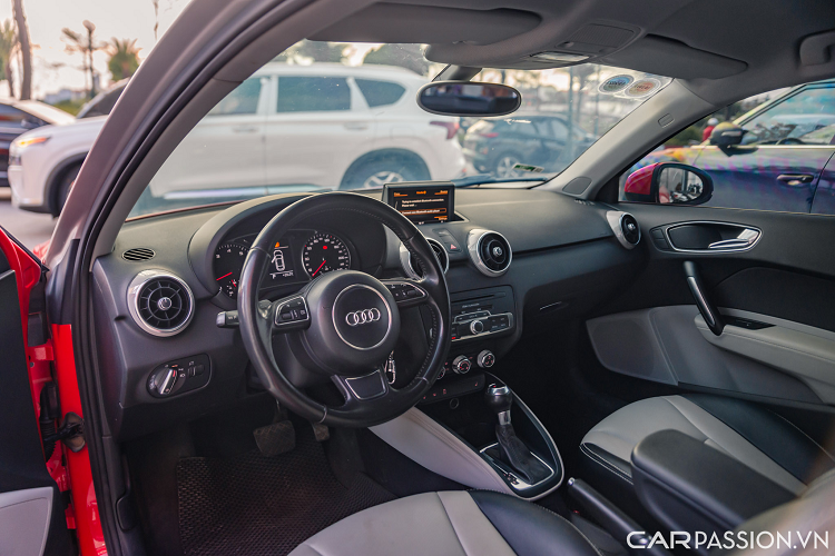 Vô lăng 3 chấu tích hợp một số phím chức năng tăng âm thanh, thoại rảnh tay... Cụm đồng hồ sau vô lăng dạng analog, kết hợp với 1 màn hình LCD đa thông tin chính giữa.