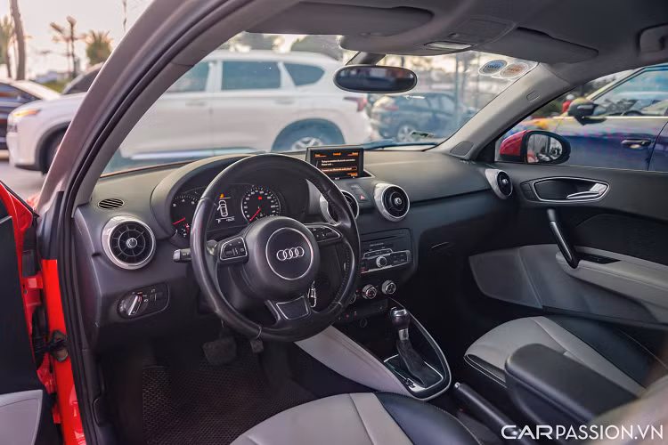 Vô lăng 3 chấu tích hợp một số phím chức năng tăng âm thanh, thoại rảnh tay... Cụm đồng hồ sau vô lăng dạng analog, kết hợp với 1 màn hình LCD đa thông tin chính giữa.