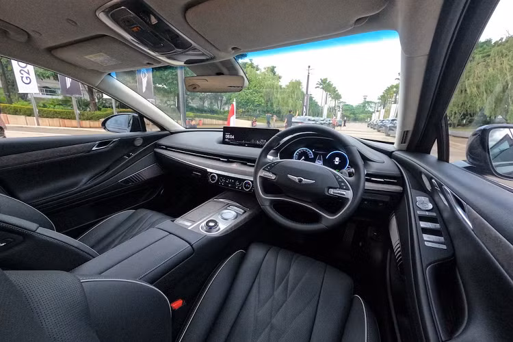 So với bản tiêu chuẩn, những chiếc limousine Genesis Electrified G80 LWB dài hơn 217 mm, mang đến nội thất rộng hơn. Ở khoang dành cho hành khách phía sau, xe được trang bị 2 màn hình giải trí 9,2 inch và 18 loa Lexicon với công nghệ âm thanh vòm Quantum Logic.