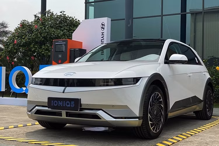 Được lắp ráp tại nhà máy ở Indonesia cùng với Creta, Stargazer cũng như Santa Fe, Hyundai Ioniq 5 có 2 loại pin với dung lượng 58 kWh và 72,6 kWh. Tùy theo phiên bản, xe sẽ dùng mô-tơ điện mạnh 125 kW (khoảng 168 mã lực)/350 Nm hoặc 160 kW (215 mã lực)/350 Nm. Nhờ đó, xe có thể chạy được từ 384 - 481 km sau khi sạc đầy pin.