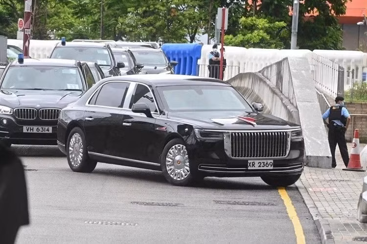 Tất nhiên, vẫn có lãnh đạo của một số nước sẽ sử dụng xe riêng, ví dụ như Chủ tịch Trung Quốc Tập Cận Bình hoặc Tổng thống Mỹ Joe Biden. Trước đó, cánh săn ảnh tại Indonesia đã bắt gặp chiếc Hồng Kỳ N701 mới của ông Tập. Đây là chiếc xe limousine mới của Chủ tịch Trung Quốc, từng lần đầu tiên lộ diện trong chuyến thăm chính thức Hồng Kông của ông Tập vào hồi tháng 7 năm nay.