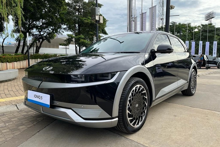  Hyundai Ioniq 5 Hyundai Ioniq 5 tại G20 là mẫu ôtô điện đã lần đầu tiên ra mắt thị trường Indonesia vào tháng 4 đầu năm nay và nhanh chóng được người tiêu dùng tại đảo quốc này đón nhận nhiệt tình. Ở thị trường Indonesia, Hyundai Ioniq 5 có tổng cộng 4 phiên bản với giá bán dao động từ 748 - 859 triệu Rupiah (khoảng 1,19 - 1,37 tỷ đồng).