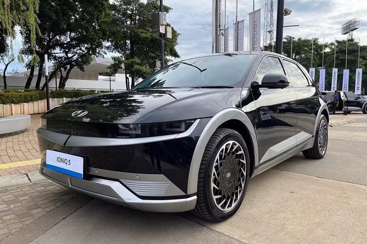  Hyundai Ioniq 5 Hyundai Ioniq 5 tại G20 là mẫu ôtô điện đã lần đầu tiên ra mắt thị trường Indonesia vào tháng 4 đầu năm nay và nhanh chóng được người tiêu dùng tại đảo quốc này đón nhận nhiệt tình. Ở thị trường Indonesia, Hyundai Ioniq 5 có tổng cộng 4 phiên bản với giá bán dao động từ 748 - 859 triệu Rupiah (khoảng 1,19 - 1,37 tỷ đồng).