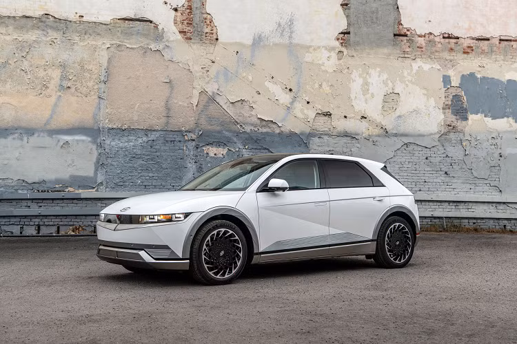 Với hệ thống sạc chậm AC, thời gian sạc đầy pin là 5 tiếng với cụm pin 58 kWh và 6 tiếng với cụm pin 72,6 kWh. Con số tương ứng khi dùng sạc nhanh DC là 46 phút và 57 phút. Sau khoảng 1 tháng ra mắt, mẫu ô tô điện này đã được 1.700 khách hàng Indonesia đặt mua. Hiện Hyundai Ioniq 5 là một trong những mẫu ôtô điện bán chạy nhất tại Indonesia, cùng với Wuling air EV.