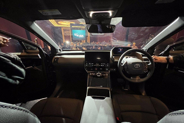 So với xe ở thị trường Thái Lan vốn có giá 1,836 triệu Baht (khoảng 1,26 tỷ đồng), Toyota bZ4X dành cho Indonesia đắt hơn nhiều. Toyota bZ4X tại Indonesia được trang bị mô-tơ điện mạnh 204 mã lực và mô-men xoắn cực đại 265 Nm nằm trên cầu trước. Mô-tơ điện này kết hợp với pin 71,4 kWh, cho phép xe chạy được 500 km sau khi sạc đầy.