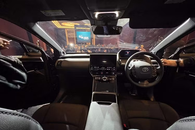 So với xe ở thị trường Thái Lan vốn có giá 1,836 triệu Baht (khoảng 1,26 tỷ đồng), Toyota bZ4X dành cho Indonesia đắt hơn nhiều. Toyota bZ4X tại Indonesia được trang bị mô-tơ điện mạnh 204 mã lực và mô-men xoắn cực đại 265 Nm nằm trên cầu trước. Mô-tơ điện này kết hợp với pin 71,4 kWh, cho phép xe chạy được 500 km sau khi sạc đầy.