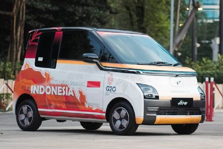 Ngoài ra, còn có những chiếc Wuling Air EV được dán decal màu xanh với họa tiết là hình bóng của một số công trình kiến trúc biểu tượng tại Indonesia như Đài tưởng niệm Quốc gia, tổ hợp đền thờ Prambanan hay đền Pura Penataran Agung Lempuyang. Lần đầu tiên ra mắt thị trường Indonesia vào hồi tháng 6 năm nay, Air EV do thương hiệu Wuling của liên doanh SAIC-GM-Wuling đến từ Trung Quốc sản xuất.