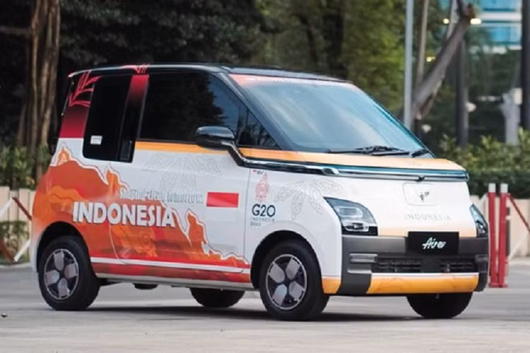 Ngoài ra, còn có những chiếc Wuling Air EV được dán decal màu xanh với họa tiết là hình bóng của một số công trình kiến trúc biểu tượng tại Indonesia như Đài tưởng niệm Quốc gia, tổ hợp đền thờ Prambanan hay đền Pura Penataran Agung Lempuyang. Lần đầu tiên ra mắt thị trường Indonesia vào hồi tháng 6 năm nay, Air EV do thương hiệu Wuling của liên doanh SAIC-GM-Wuling đến từ Trung Quốc sản xuất.