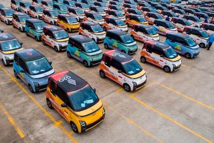  Wuling Air EV Wuling Air EV là mẫu ô tô điện Trung Quốc duy nhất được dùng làm xe chính thức của Hội nghị thượng đỉnh G20 ở Indonesia năm nay. Có tổng cộng 300 chiếc Wuling Air EV được dùng cho Hội nghị này. Những chiếc ô tô điện nhỏ xinh sẽ được dùng để chở các đại biểu và tổ chức tham gia Hội nghị.