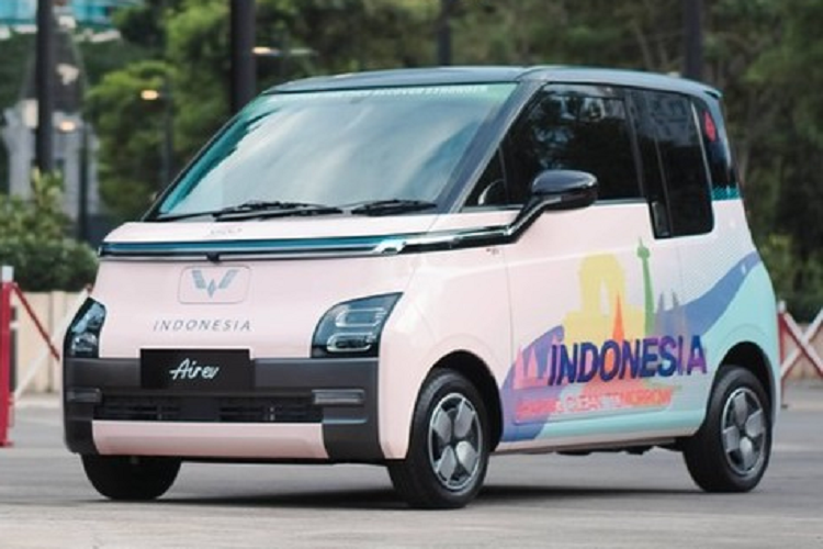 Tuy nhiên, đến tháng 8 năm nay, xe mới chính thức được bán ra tại Indonesia với giá 238 triệu Rupiah (khoảng 381 triệu đồng) ở bản Standard Range và 295 triệu Rupiah (472 triệu đồng) ở bản Long Range. Thay vì nhập khẩu nguyên chiếc từ Trung Quốc, Wuling Air ev lại được lắp ráp tại nhà máy ở Cikarang, West Java, Indonesia với tỷ lệ nội địa hóa 40%.