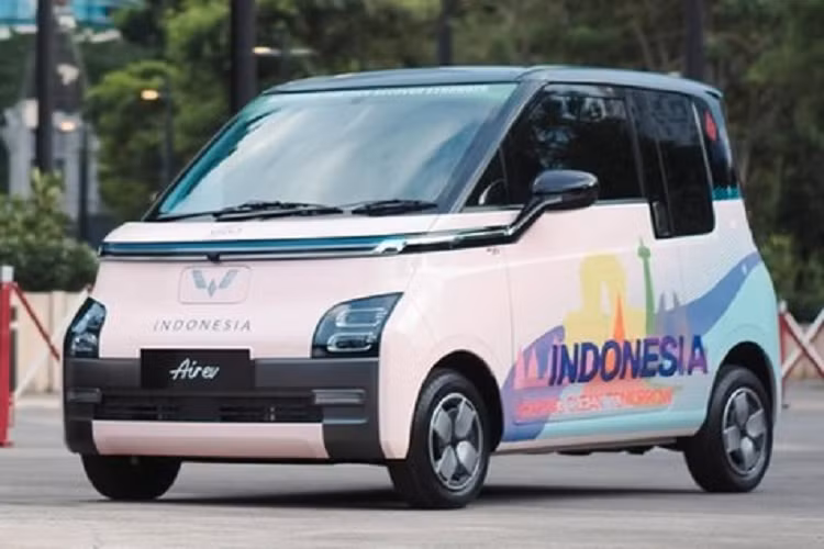 Tuy nhiên, đến tháng 8 năm nay, xe mới chính thức được bán ra tại Indonesia với giá 238 triệu Rupiah (khoảng 381 triệu đồng) ở bản Standard Range và 295 triệu Rupiah (472 triệu đồng) ở bản Long Range. Thay vì nhập khẩu nguyên chiếc từ Trung Quốc, Wuling Air ev lại được lắp ráp tại nhà máy ở Cikarang, West Java, Indonesia với tỷ lệ nội địa hóa 40%.