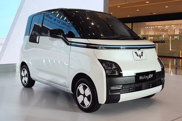 Là anh em cùng thương hiệu với Wuling Hongguang Mini EV, Air EV dùng mô-tơ điện mạnh 30 kW (khoảng 41 mã lực), kết hợp với pin LFP 17,3 kWh ở bản Standard Range. Nhờ đó, xe có thể chạy được khoảng 200 km sau khi sạc đầy pin. Trong khi đó, phiên bản Long Range được trang bị pin LFP 26,5 kWh, giúp xe chạy được khoảng 300 km.