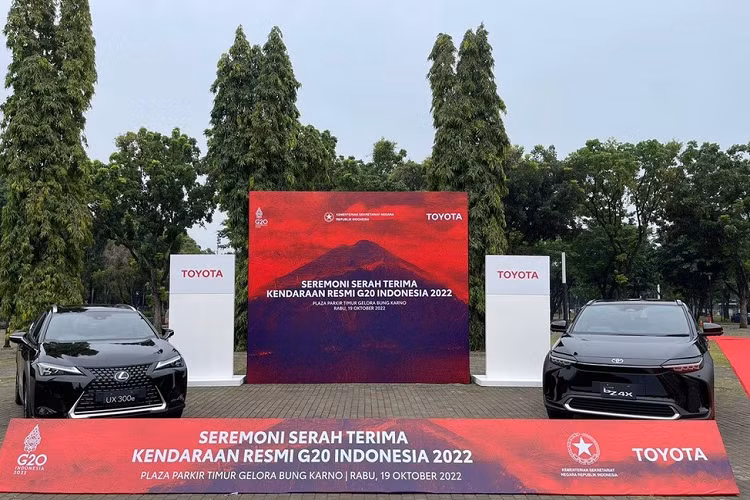  Lexus UX 300e Lexus - thương hiệu xe sang của tập đoàn Toyota - cũng không bỏ lỡ cơ hội đóng góp xe ôtô điện cho Hội nghị thượng đỉnh G20. Lexus trở thành xe chính thức của sự kiện này với UX 300e với tổng cộng 102 chiếc.Lexus UX 300e đã trình làng ở thị trường Indonesia từ hồi tháng 12/2020. Mẫu SUV thuần điện này sử dụng mô-tơ điện mạnh 201 mã lực và mô-me xoắn cực đại 300 Nm, kết hợp với cụm pin 54,34 kWh.