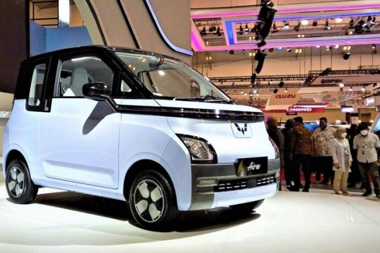 Bản Long Range còn có màn hình cảm ứng trung tâm 10,25 inch, hỗ trợ kết nối Internet, phanh tay điện tử và tính năng tự động giữ phanh tạm thời. Thêm vào đó là tính năng ra lệnh bằng giọng nói, chìa khóa thông minh, khởi động máy bằng nút bấm, ổ điện 12V và cổng sạc USB 18W.