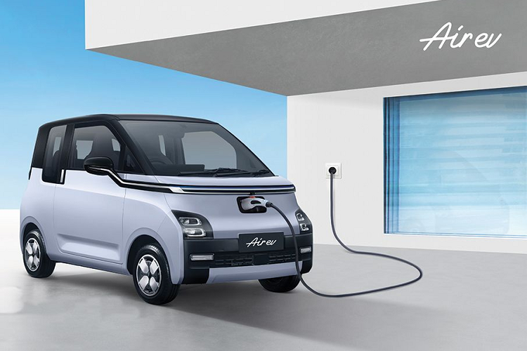 Thời gian sạc đầy pin bằng sạc AC 2 kW của phiên bản Standard Range là 8,5 tiếng đồng hồ. Phiên bản Long Range dùng sạc AC 6,6 kW thì mất 4 tiếng đồng hồ để sạc đầy pin. Ngoài ra, mẫu ô tô điện giá rẻ này còn có những trang bị đáng chú ý như bảng đồng hồ kỹ thuật số với màn hình 7 inch ở bản Standard Range và 10,25 inch ở bản Long Range.