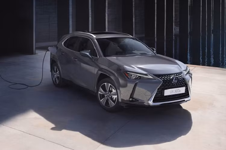 Nhờ đó, Lexus UX 300e có thể chạy được 500 km sau khi sạc đầy pin. Ngoài ra, Lexus UX 300e còn có gói trang bị an toàn chủ động Lexus Safety System+. Tại thị trường Indonesia, mẫu xe này có giá khởi điểm từ 1,24 tỷ Rupiah (khoảng 1,98 tỷ đồng), đắt hơn cả Toyota bZ4X dù kích thước nhỏ hơn.