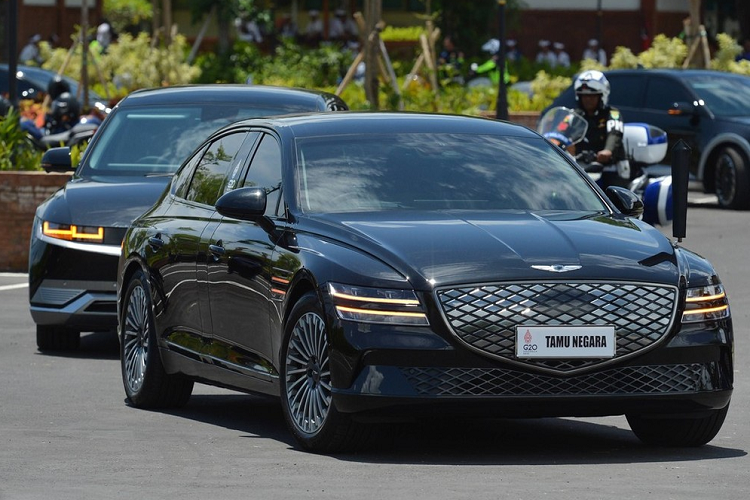 Ngoài ra, Genesis Electrified G80 LWB còn dùng mô-tơ điện mạnh 370 mã lực và cụm pin dung lượng lớn, cho phép xe chạy 520 km sau khi sạc.