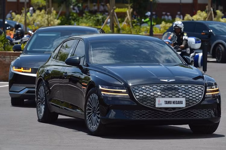 Ngoài ra, Genesis Electrified G80 LWB còn dùng mô-tơ điện mạnh 370 mã lực và cụm pin dung lượng lớn, cho phép xe chạy 520 km sau khi sạc.